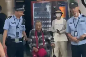 85岁“老二次元”奶奶，在民警搀扶下逛漫展，她曾经还是动漫节的志愿者。（来源：杭州日报）#第二十届中国国际动漫节 #国漫正当时视频封面