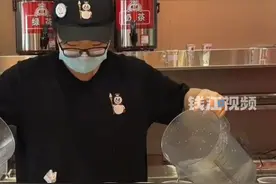 蜜雪冰城，被立案调查！鲜果切片常温过夜后继续使用，苍蝇和飞虫乱爬，门店员工直言都不敢喝自家柠檬水。视频封面