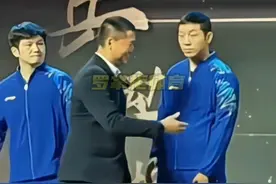 许昕让人不舒服，颁奖嘉宾故意不和他握手？霸气回应前辈：别造谣 许昕让人不舒服，颁奖嘉宾故意不和他握手？霸气回应前辈：别造谣#许昕 #郭跃华 #乒超联赛视频封面