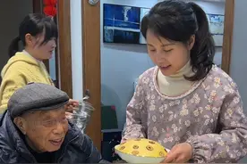 早起1个半小时给爷爷和公公做了15样早餐。 凌晨四点多起床给爷爷公公做早饭，担心他们吃不习惯，给他们多做了好多种早餐，公公甚至还觉得给我添麻烦了，但我想说能给家人做早餐也是一种幸福。其实我们这一生能陪伴家人的时间很少，在能尽孝的日子里请好好陪伴家人，陪伴才是最长情的告白。 #记录真实生活 #日常vlog #爷爷 #公公 #一家人在一起就是幸福 @慧丽徐俊日常号 @抖音短视频视频封面