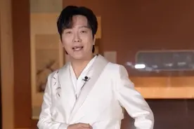 #央视中秋晚会 探班采访中，李玉刚一袭白衣亮相，满满中国风。他坦言，此次秋晚的服饰是由自己设计，贴合了“海上生明月，天涯共此时”的主题。他希望在自己的艺术生命中尽可能传承中国传统文化。早在10年前，他已穿着中国华服行走于巴黎街头！#李玉刚穿自己设计的服装上秋晚视频封面