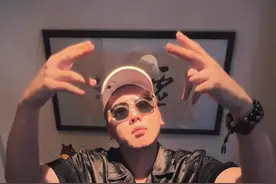 “别墅里面唱K”摇到海外 歌手揽佬凭《大展鸿图》爆红全球 月听众数超周杰伦成华语歌手第一 海外网友争相随曲起跳