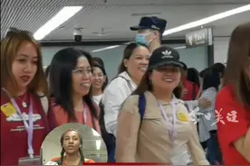 据深港口岸部门预计，“五一”假期日均出入境人员将达到93万人次，单日客流峰值将突破100万人次。为应对假期出入境客流高峰，深圳各口岸办提前部署，并采取多项措施，最大程度保障出入境旅客的安全顺畅通关。（广东台记者陈咏珂）视频封面