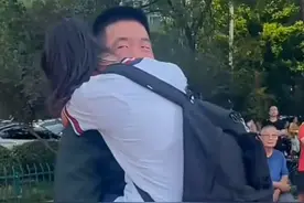 9月12日，山东，哥哥当兵三年回家，到妹妹学校门口给妹妹惊喜，妹妹尖叫着冲过来抱着哥哥，网友：哥哥抱着的时候真的好温馨，在哥哥面前可以展现出最天真柔软的一面 来源@橘子汁. #兄妹 #兄妹情 #哥哥妹妹