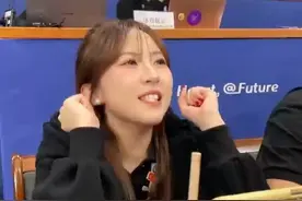 亚运赛场唱《奢香夫人》的女孩火了，但她绝不仅仅是气氛组…………#杭州亚运会  #比赛现场  #爱运动的女孩视频封面