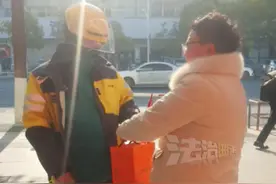 外卖小哥捡到手机主动还给失主 失主阿姨热情拉着小哥送鞋 阿姨：真心想送小哥一双鞋遮风挡雨#外卖小哥 #社会百态 #正能量视频封面