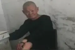 六安急寻：七旬老人走失，穿白色长袖衬衫，戴草帽，提黄色蛇皮口袋图片