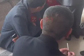 4月9日，河北唐山。新郎接亲被堵门婚闹1小时，丈母娘气到吃2次救心丸。婚车车队李先生称，当时堵门闹得比较厉害，新郎红包给光了都不让进。新娘母亲之前有冠心病，因为太激动吃2次速效救心丸，后来才慢慢恢复。（视频来源：@A大唐滦州小川豪华婚庆车队🌺  @万象婚庆车队 ）#婚闹 #婚礼现场