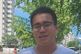 【#2025高考首日  #人大附中考点语文考试结束  考生自信反馈：难度与往年持平】6月7日11时30分，人大附中考点#首批考生面带笑容走出考场  。受访考生表示，语文试卷难度适中，和前几年难度相当，未出现刁钻题目。（记者 王雅贤 亓国梁）