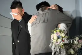 婚礼上的这一幕令人动容！19岁儿子在爸爸婚礼上发言感谢新娘，随后改口叫“妈”，三人当场泪崩！新娘：特别感动，儿子这一声妈，我站都站不稳了……#19岁儿子在爸爸婚礼上改口叫新娘妈视频封面