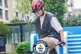 今天，吉尼斯迎来第20个年度庆典#吉尼斯世界纪录日 ，作为中国挑战者代表之一、自行车运动爱好者蔡盛以8.99秒的成绩，成功挑战 “最快时间倒骑自行车完成十个障碍绕桩”#倒骑自行车 #专业动作请在指导下进行 #吉尼斯世界纪录视频封面
