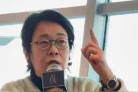 抵制把动物当做赚钱工具的商业行为 猫咖倒闭，把猫关在屋子里，每年全国各地这样的事在不断地发生。老有人跟我说，你不是喜欢动物吗？哪个店里小猫，你还不赶紧去，我说我不去，我恨透了这种事了。不是不能有猫咖，猫咖设立应该有门槛，有规则。#猫猫 #猫咖 #救助 #生命