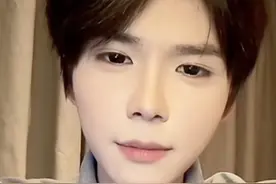 #何秋亊直播回应争议 网红何秋亊回应争议后狂掉粉，不到2天掉粉超70万，“为什么别人是撞衫，我是抄袭”，并称广告费贵是为了不接广告