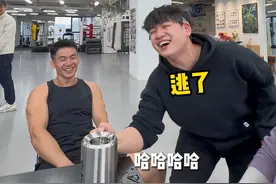 用十公斤铁杯忽悠教练们喝水