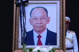 越南领导人吊唁老挝领导人坎代