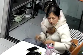 “剪刀石头布！”妈妈吃葡萄被籽卡住，10岁儿子用海姆立克法急救。为孩子点赞！海姆立克急救法中的“剪刀石头布”是一种用于清除气道异物的急救技巧，具体操作步骤如下 ：【剪刀】将两个手指并拢，放在肚脐上方两横指的位置，找到按压点。 【石头】一手握拳，拳眼向内，放在按压点上。 【布】另一只手包住拳头，快速向内、向上冲击上腹部，直到异物排出。（素材来源：小路同学在奔跑、人民日报 ）视频封面