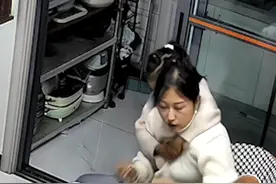 “剪刀石头布！”妈妈吃葡萄被籽卡住，10岁儿子用海姆立克法急救。为孩子点赞！海姆立克急救法中的“剪刀石头布”是一种用于清除气道异物的急救技巧，具体操作步骤如下 ：【剪刀】将两个手指并拢，放在肚脐上方两横指的位置，找到按压点。 【石头】一手握拳，拳眼向内，放在按压点上。 【布】另一只手包住拳头，快速向内、向上冲击上腹部，直到异物排出。（素材来源：小路同学在奔跑、人民日报 ）视频封面