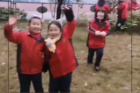 停课带学生玩雪的语文老师：书上讲的再多，也不容易孩子们亲自体验！#初雪 #广元 视频封面