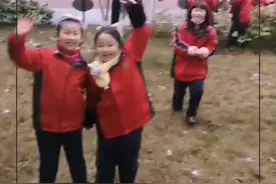停课带学生玩雪的语文老师：书上讲的再多，也不容易孩子们亲自体验！#初雪 #广元 视频封面