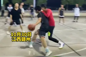 男生篮球场假装受伤，借机表白女友“练了1个小时，就为这一刻”#篮球 #表白 视频封面