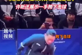 4月8日，#云南昆明 ，“龙蟒”进校园花式炫技，马龙在背后击球的鼻祖前还是输了，许昕还展示一手胯下击球#乒乓球 #马龙 #许昕