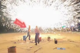 为什么打铁花要光膀子，他们不怕烫伤吗？ #打铁花 #传统文化 #有趣 #趣事 #全球看点