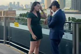 【时尚大师Jimmy Choo的高级定制】 今天Ye老师一身绿色穿搭，去见Jimmy Choo周仰杰博士了。据说未来会有时尚合作计划，小伙伴们期待哦～
#vlog日常#时尚#珠宝#爱马仕#YesSelect视频封面