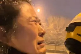 女生暴雪天加班后打不到车，步行回家路上偶遇下班回家的外卖小哥，刚坐上车就忍不住泪崩（来源：@高勇敢 ）视频封面