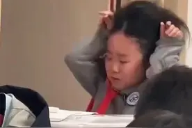 小女孩做不出来作业 把头发抓成一团糟 网友：从花木兰抓成张飞 视频封面