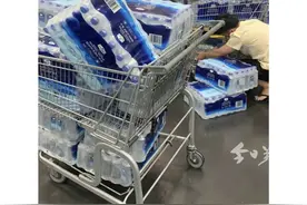 近日，山姆会员商店售卖的一款弱碱性天然矿泉水被抢脱销，有网友传言“喝了能生儿子”。医生表示这个说法简直“天方夜谭”，喝什么样的水都不会影响细胞分裂和XY染色体精子的存活。医生提醒，夫妻在备孕期间，最重要的还是保持良好的生活习惯和作息规律，还有均衡的饮食。（广东台记者岑浩）视频封面