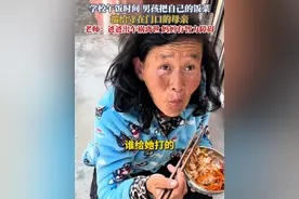 学校午饭时间，男孩把自己的饭菜端给守在门口的母亲。老师：爸爸出车祸离世，妈妈有严重智力障碍，他和姐姐也有智力残疾。#妈妈和儿子#泪目#留守儿童#社会百态#孝顺视频封面