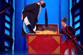 #戏曲在玩一种很新的打地鼠  湖南地方剧种祁剧《打笼开箱》，背后的功夫太牛了！#在箱子里演戏曲绝活有多惊险视频封面