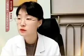 医生开的黄体酮安全吗？关于内膜增厚治疗的真相一次说清！ 医生开的黄体酮安全吗？关于内膜增厚治疗的真相一次说清！
就是黄体酮胶囊，为什么开这个？这个是纯天然的，这个对乳腺更友好的。来月经的第一天加 21 天开始吃，吃 6 天，一共一天一粒。吃完停药，月经赶紧马上来。复查我看内膜的厚度，如果它很有效的，就这么吃。打腹通的，对内膜脱落这个效果使孕激素转化的效果是更好的。嗯，但是它是对乳腺 没有纯天然。黄体酮胶囊是纯天然的，因为手术做掉了以后，如果只是靠一个比较小剂量的能正常来好月经，而且在持二者相关代谢能改善，我觉得可能也够了。自己本身也有泌激素分泌的，再补充一点就够了。月经第一天你肯定是排卵不好，你现在没有来月经，内膜很厚，这个对将来内膜癌是高危因素的，不能等到月经不来，那就是又内膜是这样了。所以现在要打断，让每个月孕激素补充 来月经。如果他自己有排卵了之后，他本身有孕激素的，我再小剂量的补充，他可能月经来的更好，内膜会更变薄！
#黄体酮 #内膜增厚 #医者仁心 #医生日常 #医学知识科普