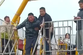 一男子坐海盗船吓得嚎啕大哭 网友：这是被海盗抢劫了视频封面