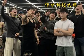 大学生100kg卧推挑战！今天我们来到了华中科技大学，看看有多少同学可以拿到蛋白粉奖励#大学生卧推挑战 #高校挑战 #健身 #100kg卧推 #康比特酸奶乳清视频封面