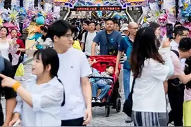 【常州输了球赛？赢了游客！】常州“苏超”积分榜倒数第一？没关系，“东边日出西边雨，足球不行文旅行。”视频封面