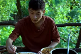 山里的生活不紧不慢，傍晚坐在院子里悠闲的享受着简单而淳朴的粗茶淡饭，也别有一番惬意！#农村美食 #卷饼 #我的农村生活 #新农人计划2024视频封面
