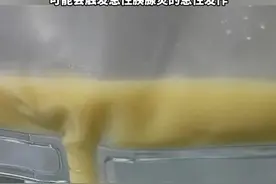 近日，湖北武汉。女子贪嘴一次吃掉大盘鸭肝，体内抽出“牛奶血”被送进ICU，医生：过量摄入高脂肪、高蛋白食物如鸭肝，可能会触发急性胰腺炎的急性发作。#女子吃掉大盘鸭肝体内抽出牛奶血视频封面