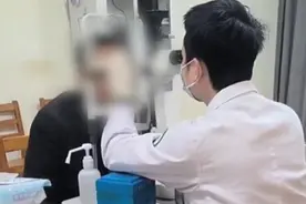 男子拆快递时包裹爆裂，几十根玻璃纤维扎进眼球 医生：需反复接受异物取出手术#宁波新闻视频封面