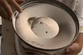 曲奇饼干盒竟有隐藏功能，女子要扔时发现它会“唱歌”#八音盒 #曲奇饼干 视频来源@那迦视频封面