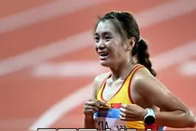 成都大运会田径项目女子10000米决赛，中国选手夏雨雨33分48秒35获得金牌，中国田径队拿到了田径首日的两枚金牌#成都大运会 #夏雨雨 #田径视频封面