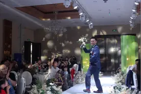 婚礼上新郎跳舞，燃爆全场#婚礼现场 #婚礼纪实跟拍视频封面