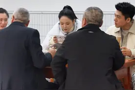 3月5日，央视《三餐四季》摄制组走进南阳王记牛肉汤，主持人冯硕与演员陈乔恩等共同解锁南阳人早餐的“灵魂”——牛肉汤！  快来跟着《三餐四季》的脚步，感受南阳的美食文化与人间烟火气！你准备好被这碗汤“圈粉”了吗？  #央视三餐四季南阳篇  #冯硕陈乔恩现身南阳视频封面