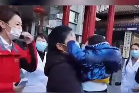 被环卫工捡到的石家庄2岁男童后续：再次见妈妈孩子哭得撕心裂肺，网友泪目：孩子把妈妈忘了！妈妈得多难受？！#石家庄2岁走失男童妈妈发声 视频封面