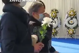 #黄旭华夫人含泪告别黄老“你看，我们专门把这个花做成了潜艇和海浪的造型 ”视频封面