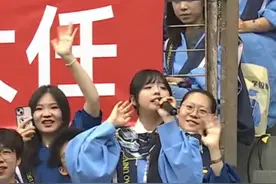 6月21日，山东，#2025年青岛大学毕业典礼 ，女生唱《#壁上观 》宿命感拉满。曲终梦醒，愿你前程似锦未来可期！视频封面