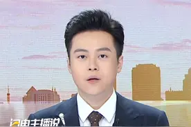 8月10日（报道），万岁山NPC被游客锁喉抢银票，景区回应：及时制止，NPC身体无碍。#万岁山武侠城 #NPC #银票