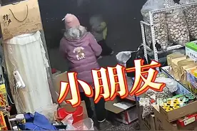 夜晚小孩独自一人走在街上，被街边店主一眼发现是走丢了，店主将孩子安抚进店内，报警并一直陪伴直到警察来，这已是开店18年来捡到的第2个孩子。#正能量 #小孩 #暖心 #监控下的一幕 #小孩走丢视频封面