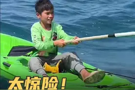 太惊险！现实版“奇幻漂流”！ 10岁小孩哥漂流一天一夜获救 近日，男孩坐塑料小船出海睡着，从赤岭到三亚漂流30公里！幸运碰到钓鱼船将其救起。#三亚  #钓鱼视频封面