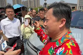4月17日，“荣昌好物推荐官”#卤鹅哥获赠汽车 ，#卤鹅哥领奖现场再现喜剧人DNA ，领奖激动到上台摔跤、开车门惊出表情包，喜剧人的DNA藏都藏不住！视频封面